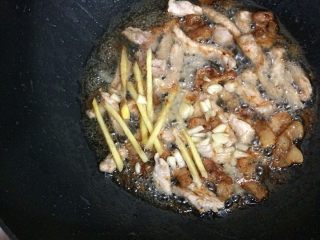 5、豆角焖面,加姜丝和蒜末爆香