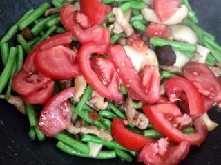 8、豆角焖面,加西红柿炒出汁