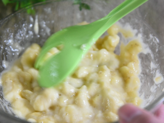 1、这才是香蕉的正确吃法，香酥美味的香蕉丸子，奉送制作方法,将香蕉去皮， 放入碗中，碾压成泥