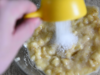 2、这才是香蕉的正确吃法，香酥美味的香蕉丸子，奉送制作方法,倒入0.5g盐、5g糖、30g淀粉、40g糯米粉