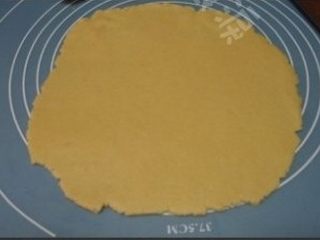 2、菠萝派,将面团擀开。