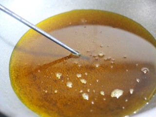 4、冬至美食 酥到掉渣的炸藕片,筷子放入油锅中冒出密集小泡泡即可下锅。