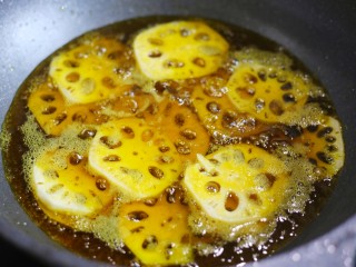 6、冬至美食 酥到掉渣的炸藕片,中小火炸至金黄。