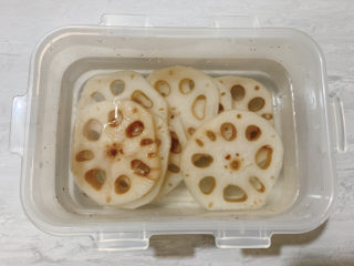 3、莲藕饼,取出入凉水降温，同时保持脆爽。