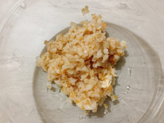 5、莲藕饼,沥干多余水分之后备用。