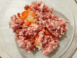 7、莲藕饼,现成肥瘦均等的猪肉沫。