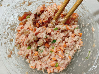 14、莲藕饼,调和成如图的粘稠糊糊状，多搅拌会让调味料分布均匀，也会让面糊变得劲道，煎出来的饼会弹弹的。