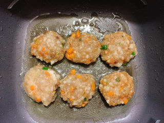 17、莲藕饼,成型后翻面继续煎，煎到两面金黄，用锅铲轻压拍出多余油脂。