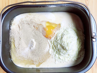 1、菠萝面包,将牛奶、鸡蛋、高筋面粉、白糖、盐、奶粉、酵母粉放入面包机中。