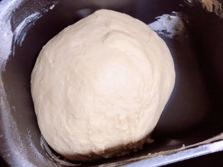 2、菠萝面包,面包机选择揉面功能,将面团揉至光滑即可。