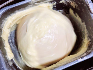3、菠萝面包,加入黄油继续揉面。