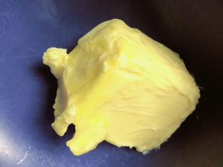 5、菠萝面包,面团醒发的时间制作菠萝酥皮,准备好黄油。