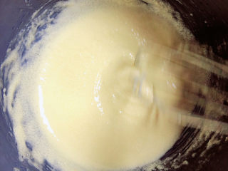 7、菠萝面包,用打蛋器搅拌顺滑,颜色发白。