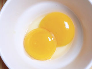 8、菠萝面包,准备好两个蛋黄。