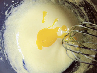 9、菠萝面包,分次加入鸡蛋液搅打均匀。