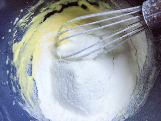 11、菠萝面包,筛入奶粉和低筋面粉,再加入椰蓉。