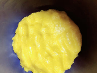 12、菠萝面包,用刮刀翻拌均匀,包好成团,放冷藏待用。