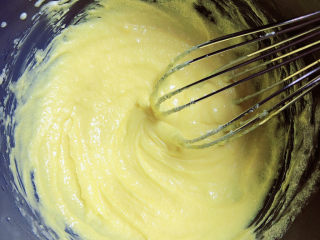 10、菠萝面包,打匀再加下单黄液,继续搅打均匀。