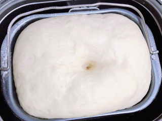 13、菠萝面包,面团发酵至2倍大,用手指沾面粉,插孔面团不回缩,发酵完毕。