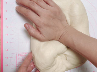 14、菠萝面包,发酵好的面团取出按压排气。