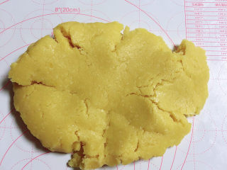 16、菠萝面包,冷藏好的菠萝皮料取出。