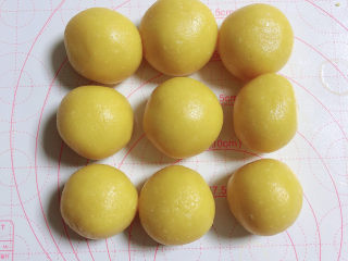 17、菠萝面包,将菠萝皮料同样分成等份。