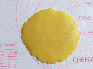 18、菠萝面包,取一个皮料,案板上将皮料压扁,尽量边缘薄一些。