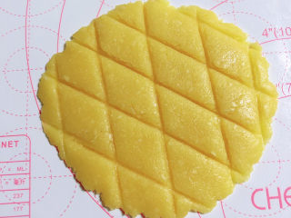 19、菠萝面包,用刀背按出菠萝格,不要压的太深。