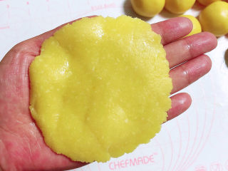 20、菠萝面包,把皮扣到手上,图看到的是皮的背面。