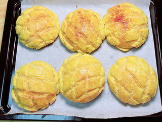 22、菠萝面包,烤盘放入烤箱中,上下火180度,中层15分钟,中途注意观察,上色满意及时盖锡纸。取出面包放凉。