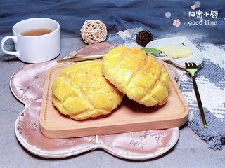 23、菠萝面包,一盘香气四溢的菠萝包就做好了。