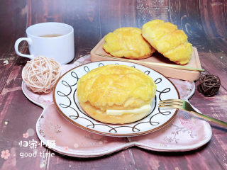 24、菠萝面包,夹上一片黄油,配上一杯茶,是不是有种相似的感觉,茶餐厅的菠萝包制作起来就这么简单哟!