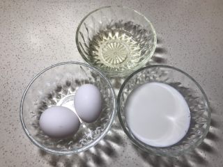 2、原味华夫饼,将鸡蛋打散与牛奶搅拌至完全融合