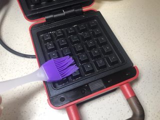 7、原味华夫饼,华夫饼机插电预热，薄薄的刷上一层玉米油（切记不能多）