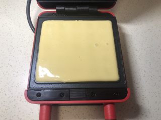 8、原味华夫饼,倒入面糊，九分满，受热发酵后会涨满