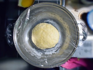 7、奶香葡萄干小面包（电饭锅版）,揉成光滑的面团，盖上保鲜膜，放在温暖的地方。
