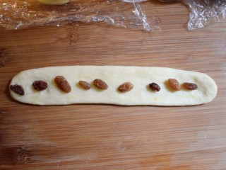 13、奶香葡萄干小面包（电饭锅版）,放上葡萄干。