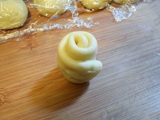 14、奶香葡萄干小面包（电饭锅版）,从一头卷向另一头。