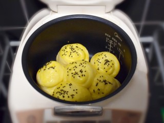 20、奶香葡萄干小面包（电饭锅版）,美味的小面包就完成啦！