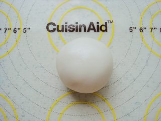 11、莲蓉蛋黄冰皮月饼,用虎口慢慢上推包起来。