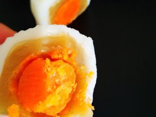 17、莲蓉蛋黄冰皮月饼,蛋黄香香的沙沙的，不腥不油腻。简单易做，超级好吃！