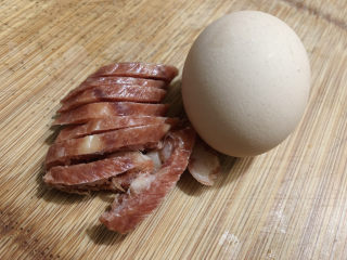 1、腊肠炒蛋,主要食材如图所示示意，腊肠半截切片，一个鸡蛋。（一人份）