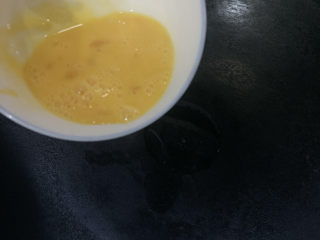 2、腊肠炒蛋,将鸡蛋打散成鸡蛋液，锅烧热油，温度7~8成热后转中火