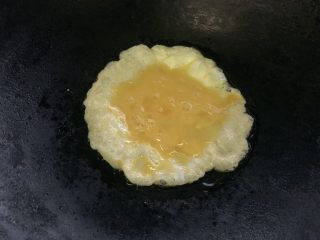 3、腊肠炒蛋,将蛋液加入其中，滑炒一下，一定型就出锅