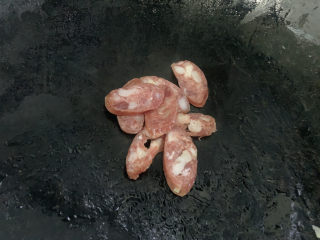 4、腊肠炒蛋,锅加少许油，加入腊肠煸炒出油脂，释放香气