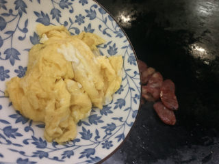 5、腊肠炒蛋,而后加入鸡蛋，中火快炒