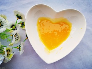 3、香甜酥脆的香蕉蛋挞酥,鸡蛋打碎取蛋黄打散放入碗中备用。