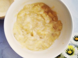 4、香甜酥脆的香蕉蛋挞酥,将香蕉捣成泥放入蛋挞中。