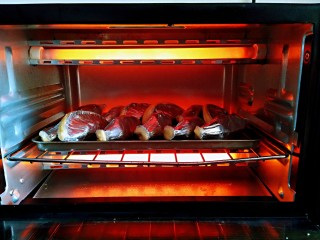 7、香甜酥脆的香蕉蛋挞酥,烤箱预热5分钟。将带锡纸的蛋挞皮放入烤箱中，200度上下火烤10分钟。