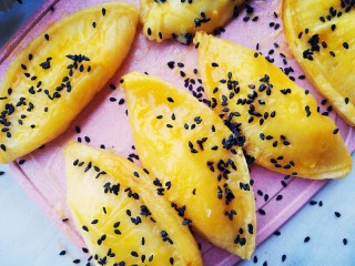 9、香甜酥脆的香蕉蛋挞酥,再刷一层黑芝麻。